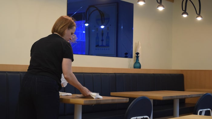Marie-Josée Beaudoin spot des tables.