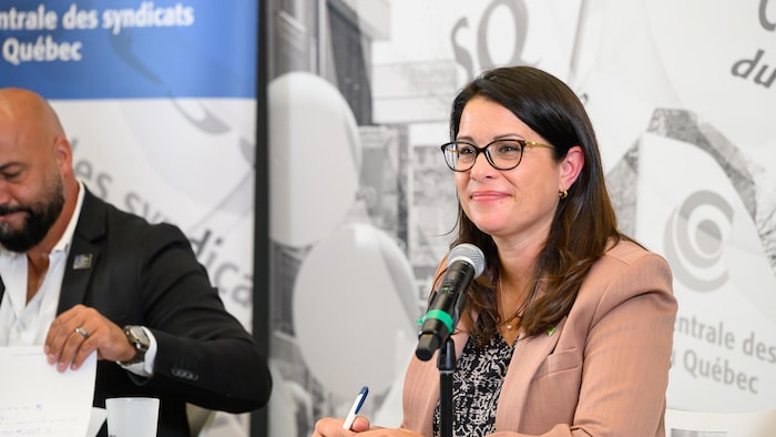 Marie-Josée Dallaire sourit lors d'une conférence de presse, aux côtés d'Éric Gingras, de la CSQ, le 27 août 2025.