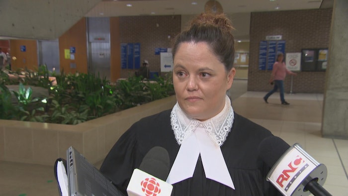 Une avocate répond aux questions.