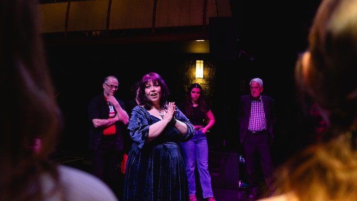 Marie-Josée Ouimet s'adresse aux participants du Galala qui sont rassemblés autour d'elle.