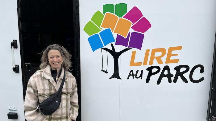 Marie-Laure Aubin pose devant la toute nouvelle roulotte Lire au parc.