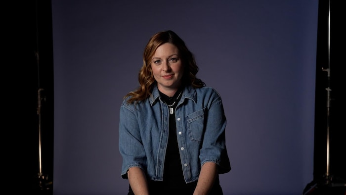 Marie-Maude Denis regarde la caméra. 