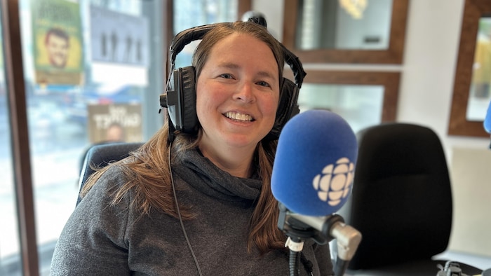 Marie-Millie Dessureault dans le studio de Radio-Canada à Rouyn-Noranda.