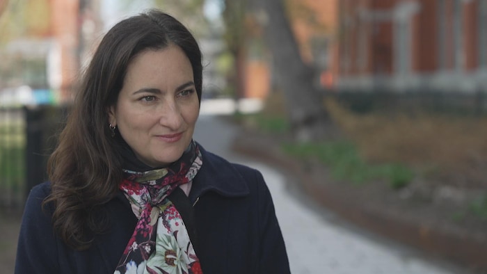 Marie Montpetit en entrevue dans un parc.