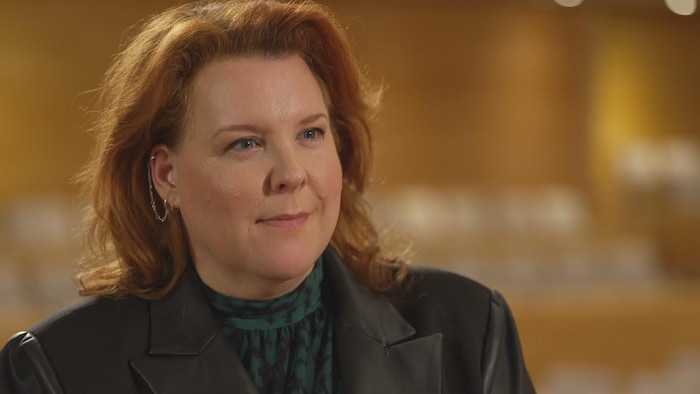 Marie-Nicole Lemieux sourit à Patrice Roy lors d'une entrevue. 
