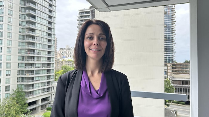 Marie-Noël Campbell sourit à la caméra. Elle est à l'extérieur, sur un balcon, en ville de Vancouver.