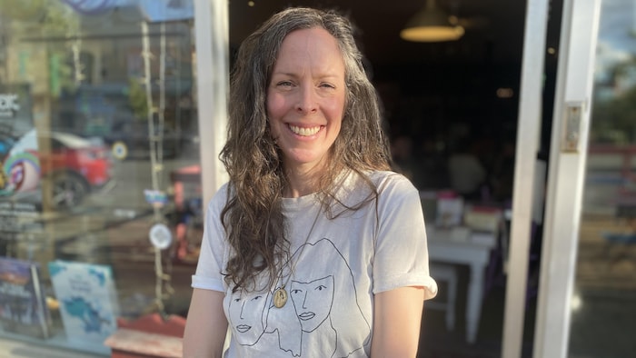 Marie-Noëlle Blais pose devant une entrée de librairie.