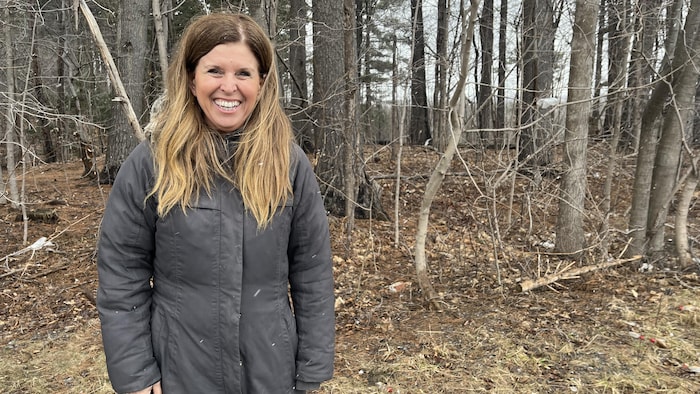 La campaigner bloquiste dans Thérèse-de-Blainville, Marie-Noëlle Closson-Duquette, devant un boisé à Lorraine