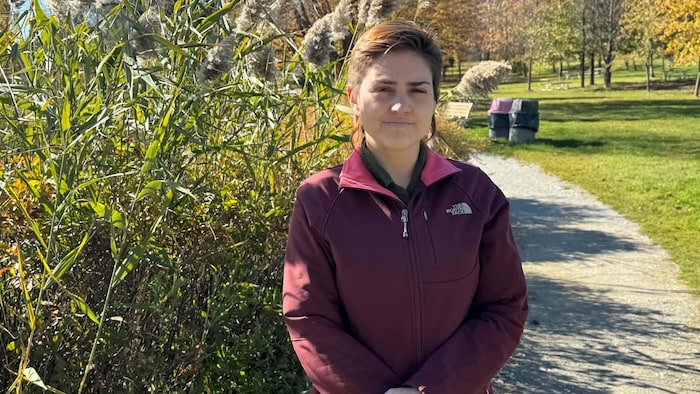 La citoyenne dans la nature avec des émotions neutres.