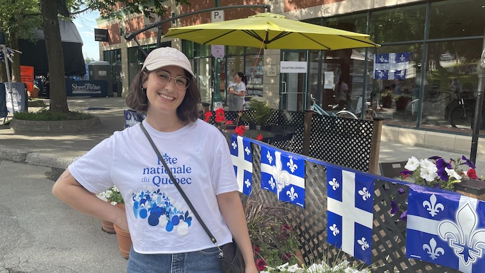 Marie-Pier Brosseau devant des drapeaux du Québec.