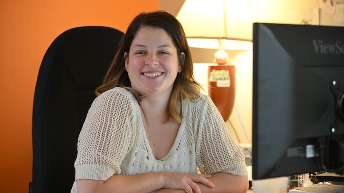 Marie-Pier Lebel pose dans son bureau, souriante.