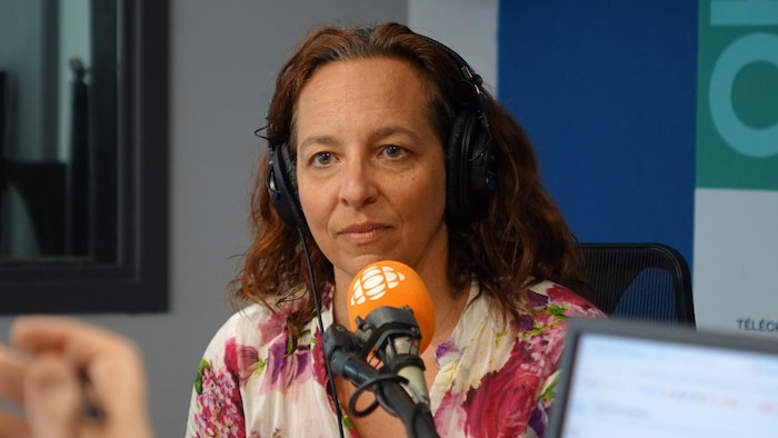 Une personne devant un micro.