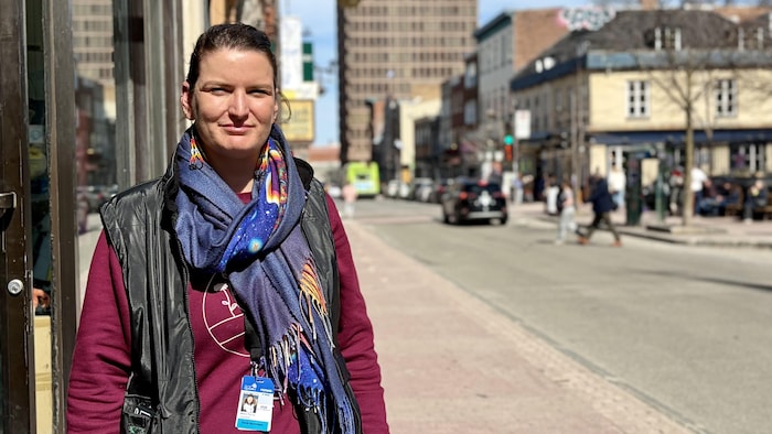 Marie-Pierre Lessard sourit, debout sur un trottoir de la rue Saint-Jean, à Québec.