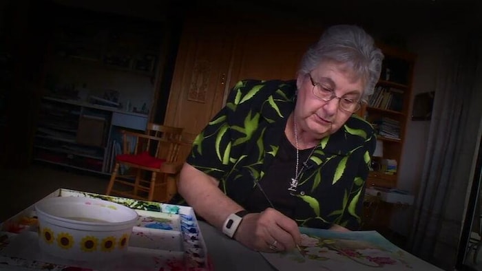 Marie Robillard en train de peindre.