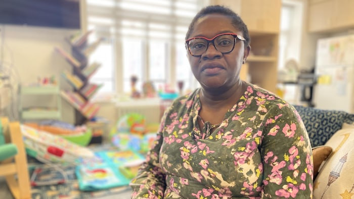 Marielle M'Bangha assis sur un canapé.