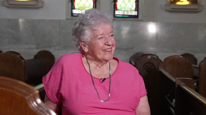 Marielle Pelchat-Morris assise dans une banquette souriante.