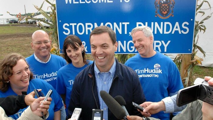 Un groupe de personne derrière des micros.