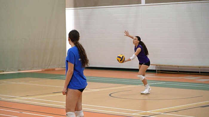 Marilou Mongrain fait un service au volleyball.