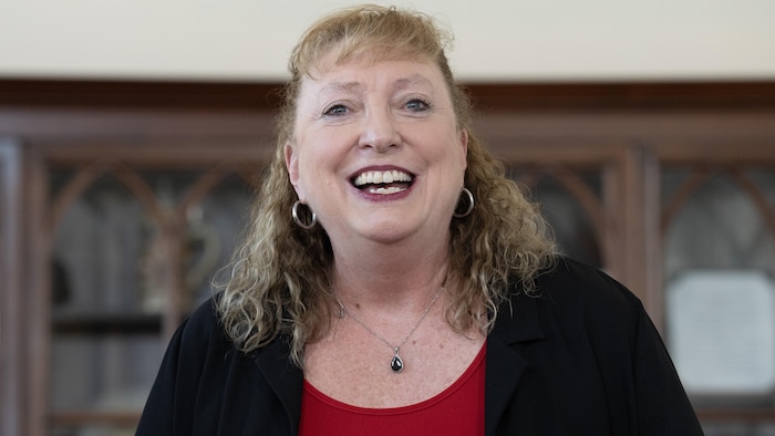 La députée libérale de Sarnia-Lambton-Bkejwanong, Marilyn Gladu, sourit en prenant la parole lors d’une séance photo au bureau du premier ministre à Ottawa le mercredi 8 avril 2026.