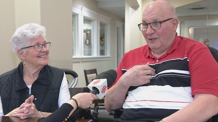 Deux personnes âgées en entrevue avec Radio-Canada.