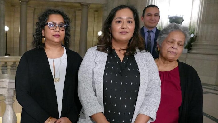 Marilyn Zachariah (au centre), entourée par des membres de sa famille et des dirigeants du NPD.
