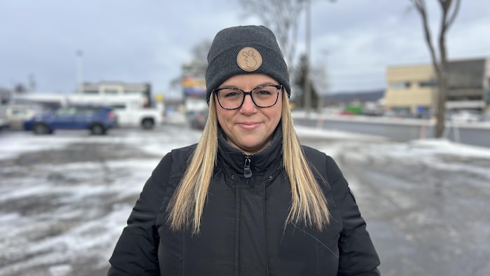 Portrait de Marilyn Vigneault dans un stationnement extérieur, en hiver.