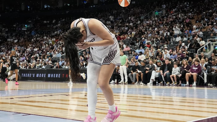 Marina Mabrey du Tempo de Toronto réagit après avoir reçu un coup au visage lors de la défaite de son équipe contre le Lynx du Minnesota, pendant un match de basketball de la WNBA à Toronto, le jeudi 30 juillet 2026.
