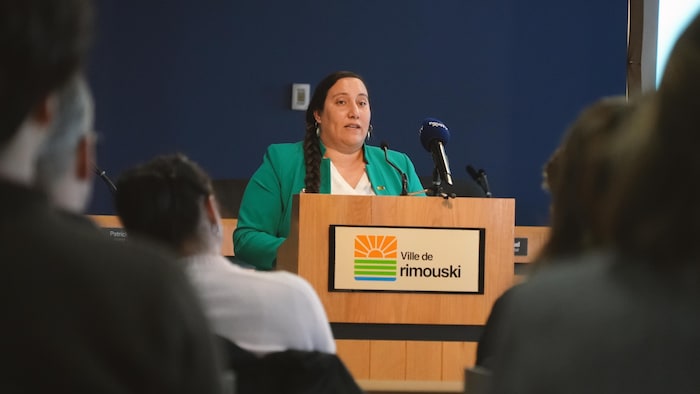 Marina Soubirou parle devant un lutrin en conférence de presse.