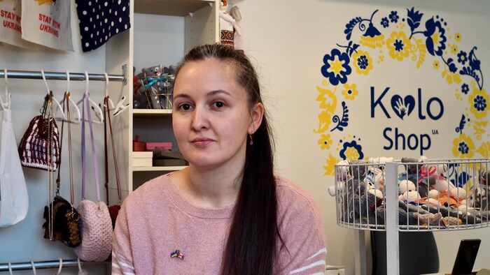 Marina Zadavich devant le logo qu'elle a créé. 