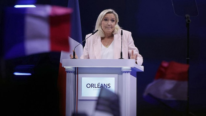 Marine Le Pen prononce un discours au rassemblement.