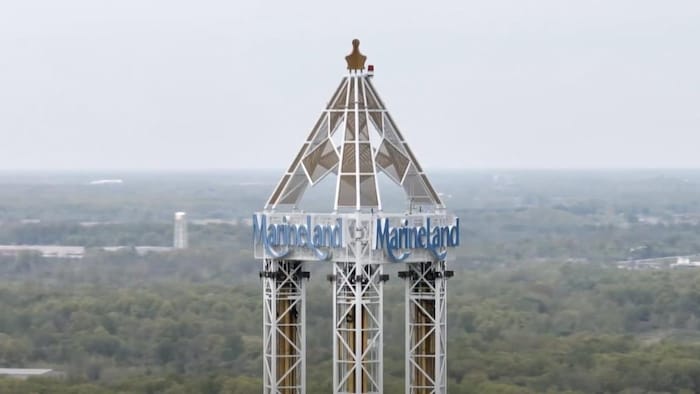 Le sommet d'un manège de type tour d'observation orné du mot « Marineland ».