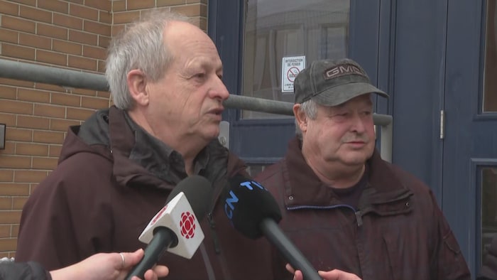 Mario Allard (droite) et Réjean Allard (gauche) à la sortie du palais de Justice.