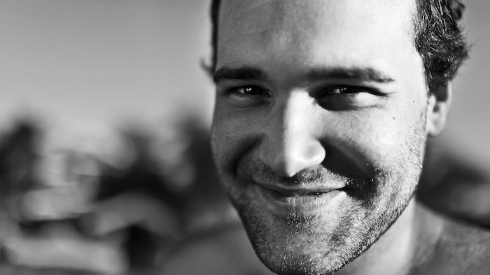 Portrait de l'homme souriant. 