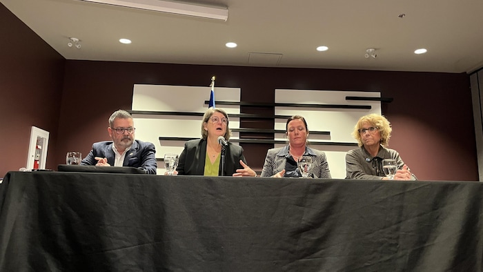 Mario Bastille, Greta Bédard, Amélie Dionne et Suzanne Rhéaume, tous les quatre attablés lors d'une conférence de presse.