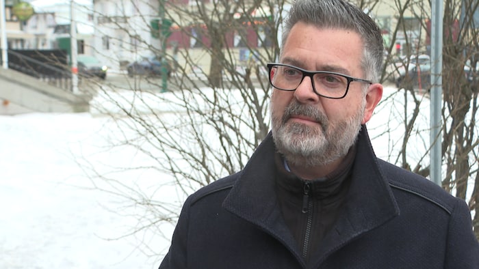 Mario Bastille à l'extérieur de l'hôtel-de-ville de Rivière-du-Loup.