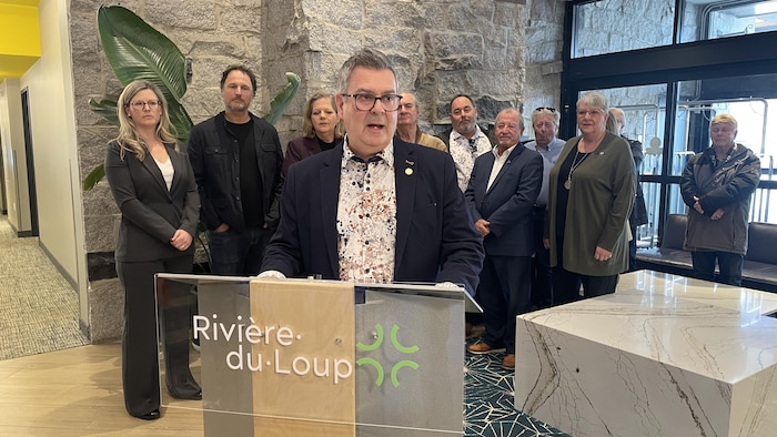 Mario Bastille dans un conférence de presse.