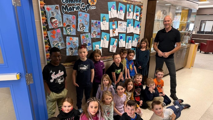 Des jeunes de Hearst avec le plongeur Mario Cyr.