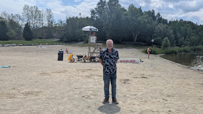 Mario Gagnon après une entrevue à la plage.