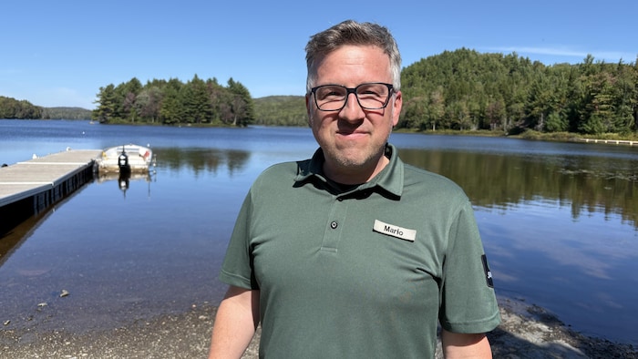 Mario Landry pose devant un lac.