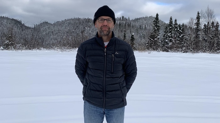 Mario Landry les pieds dans la neige, dans la nature.