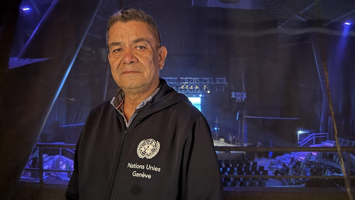 Portrait d'un homme dans une salle de spectacle.