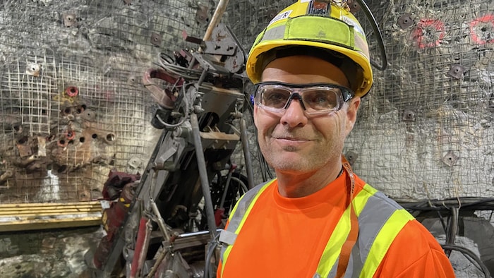 Mario Rouillier sous terre, dans la mine Goldex de Val-d'Or. Il porte un casque et des lunettes de protection.