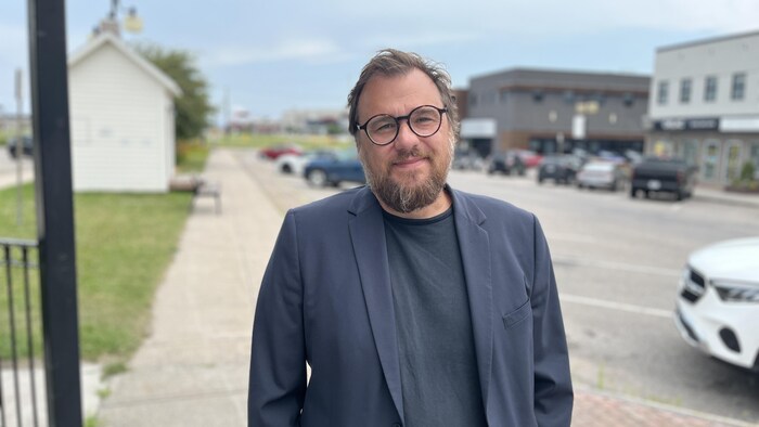 Mario Simard sur une rue d'une petite municipalité.