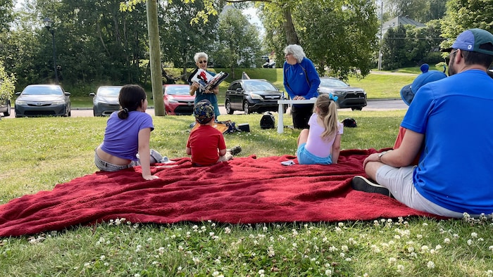 Des enfants sont assis devant l'activité artistique.