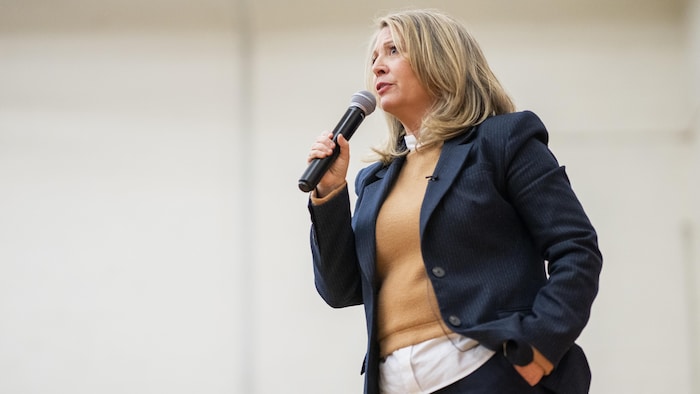 La cheffe du N P D ontarien, Marit Stiles, parle au micro lors d'un arrêt de campagne à Scarborough le premier février 2025.