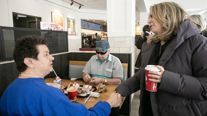 Marit Stiles va à la rencontre de clients dans un restaurants Wendy's.