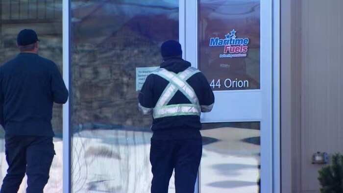 Des clients se sont heurtés à des portes fermées à l'entrée de Maritime Fuels.