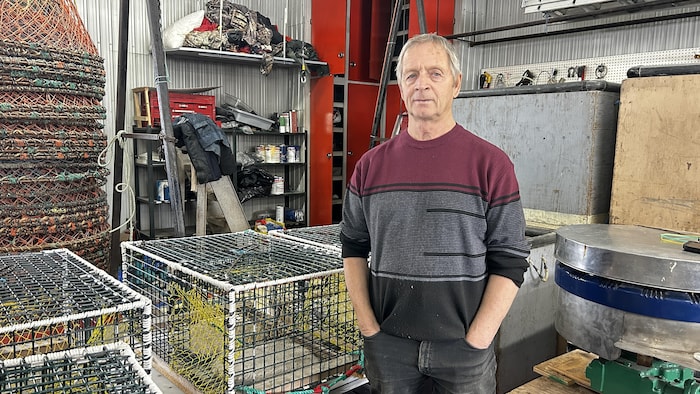 Le pêcheur Marius Doucet dans le garage ou il entrepose ses casiers de homard, crabe des neiges et buccin commun.