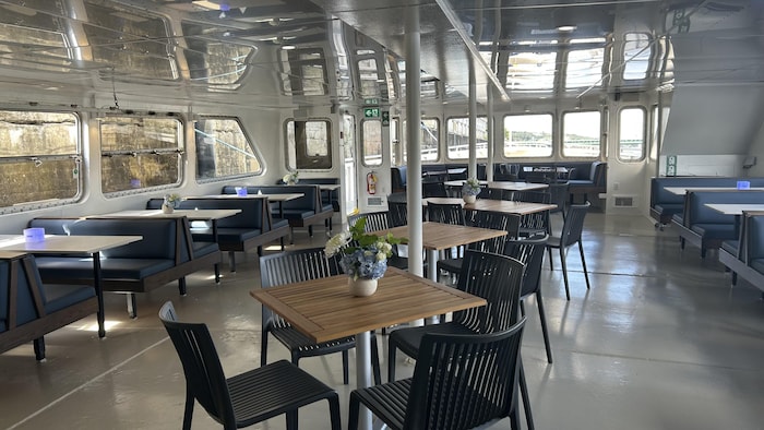Une salle à dîner dans un navire. 