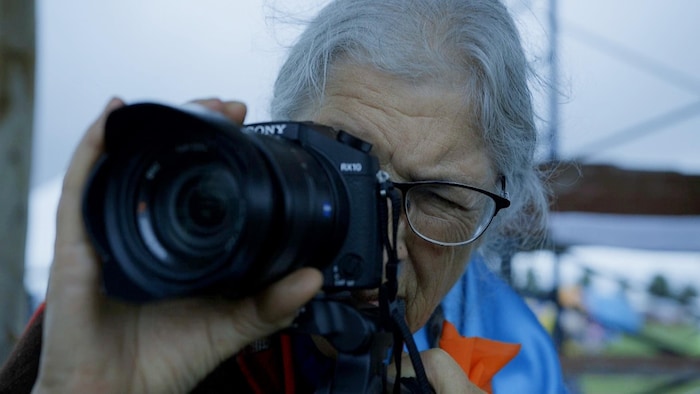 La cinéaste métisse Marjorie Beaucage regarde dans son appareil photo.